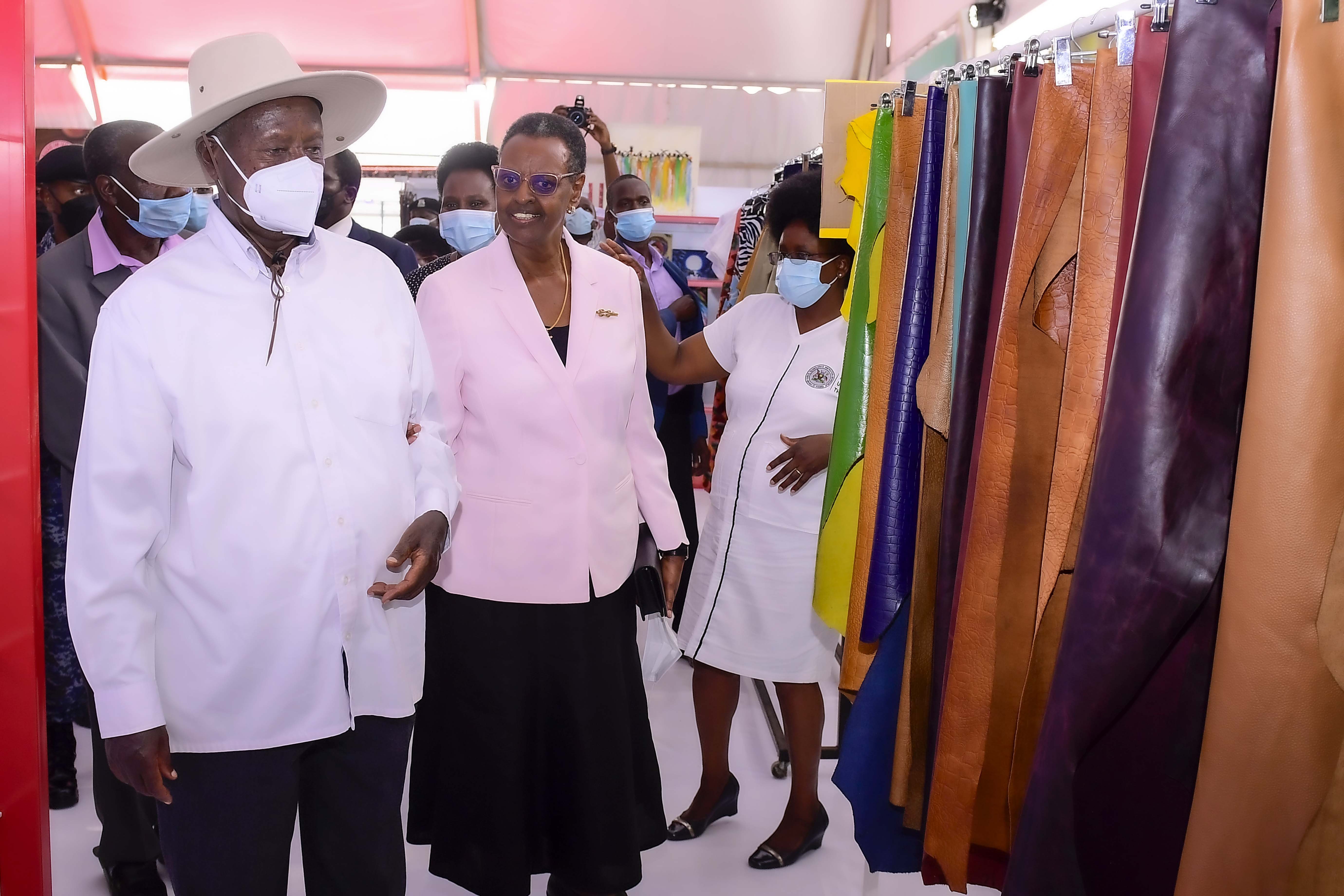 Purezidenti Yoweri Museveni ashabire ba invesita okwija omu Uganda bakakoreramu bizinesi arikubahamiza omu embeera y'okukoreramu erigye omu eihanga.