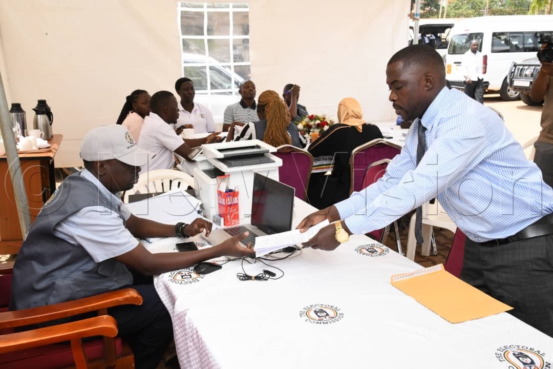 Independent presidential aspirant, Benjamin Kalyesubula, submits the collected signatures for further verification at the EC offices in industrial area.