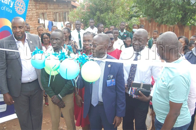 Aba Rotary nga batongoza ebinaabiro ku ssomero lya Kira secondary school 