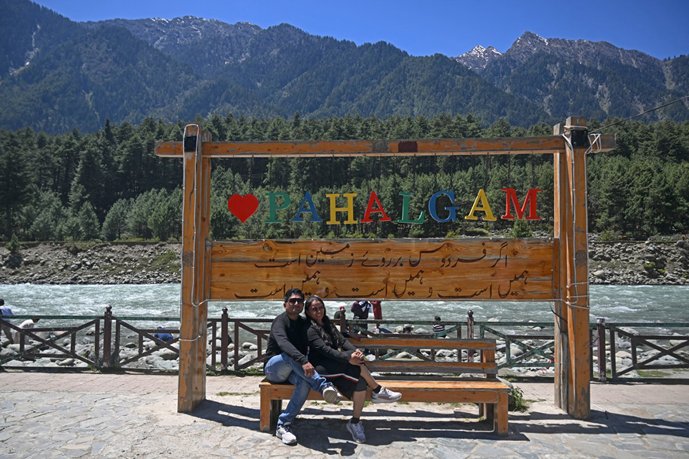 Indian tourists poses for photograph in Pahalgam south of Srinagar on April 29, 2025. (AFP Photo)