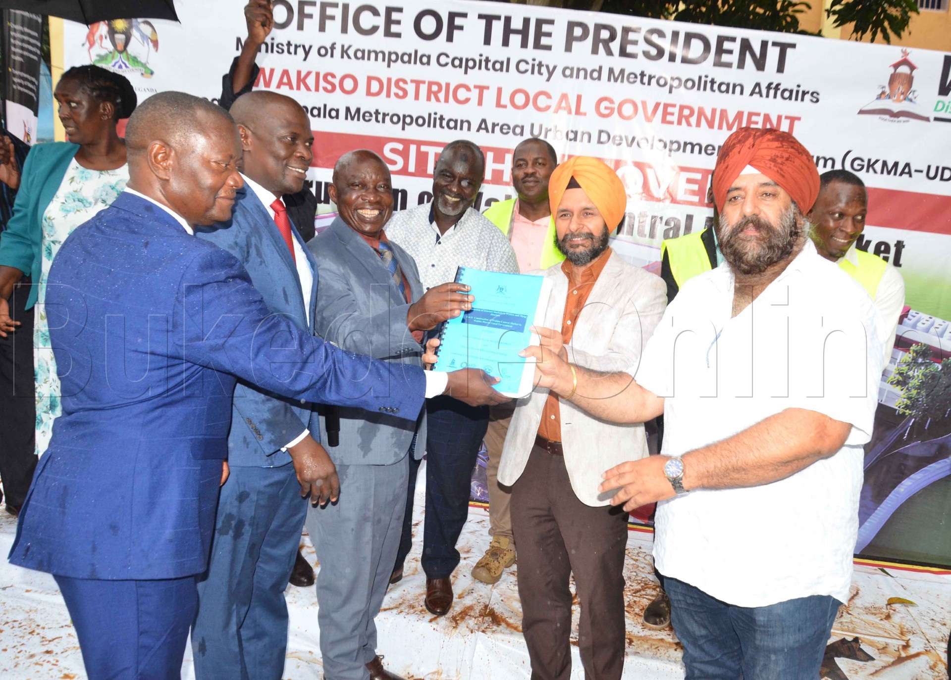 Minisita Kyofatogabye nga atongoza okuzimba akatale