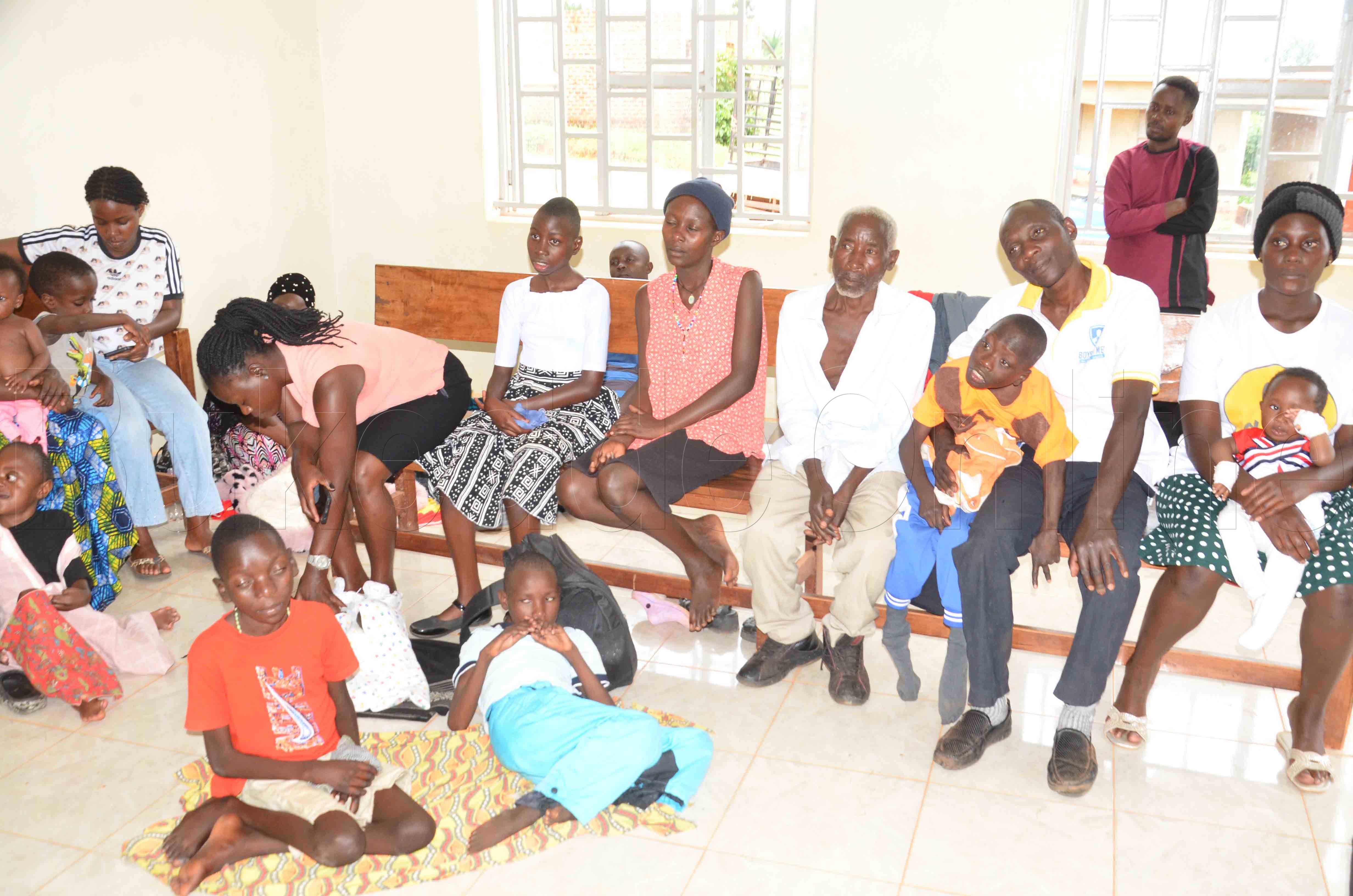 Abamu ku baana abaliko obulemu ku bwongo nga bali ne bazadde baabwe