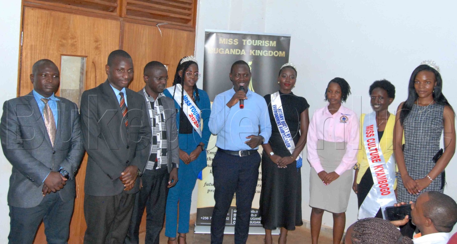 ssentebe wa Nkobazambogo, Moses Ssemujju Mwanje (akutte omuzindaalo wakati) nga atongoza empaka