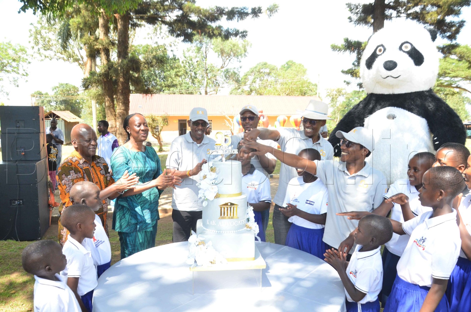Kiryowa Kiwanuka, Karugire n'abakungu ba UWESO nga basala cake n