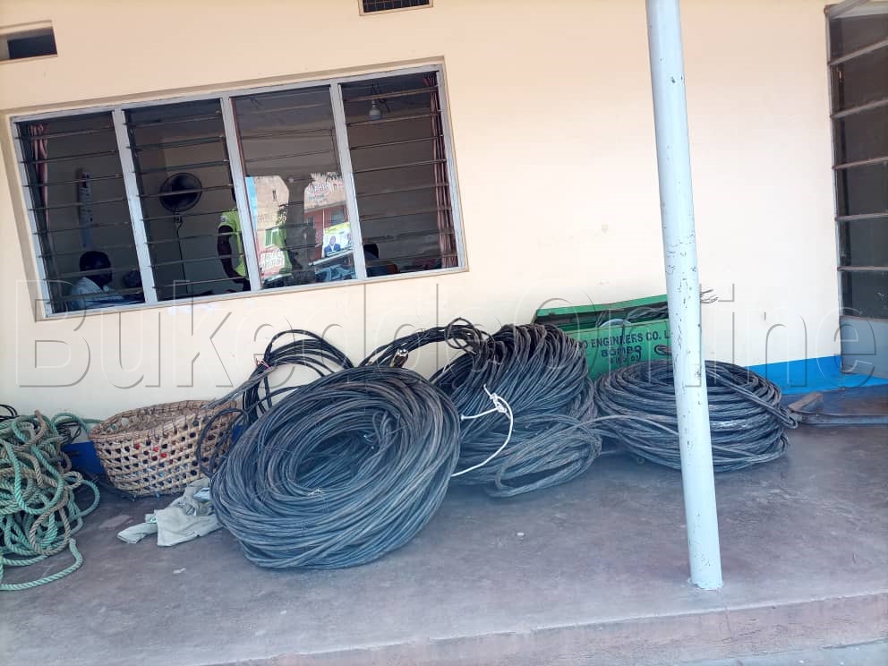 Ezimu ku waya ezikwatiddwa