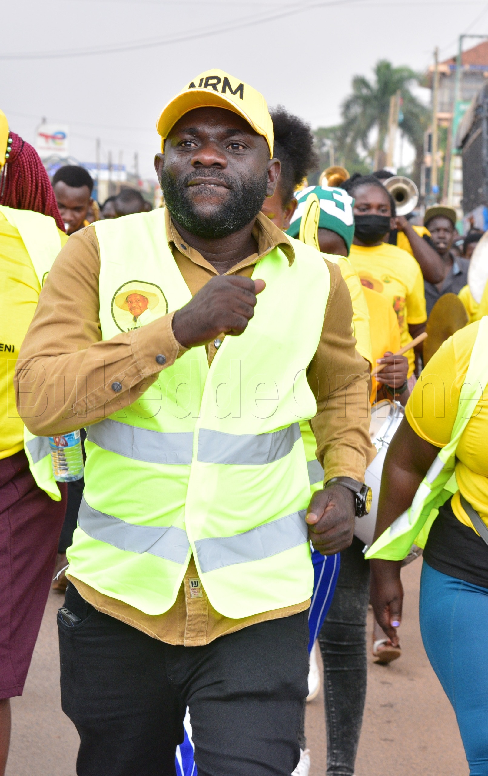 Ndase akulira Youth Wealth Creation programme ng'akulembeddemu abantu abaagiganyulwamu e Kawempe okugenda ku kisaawe kya Mbogo okwanira pulezidenti Museveni.