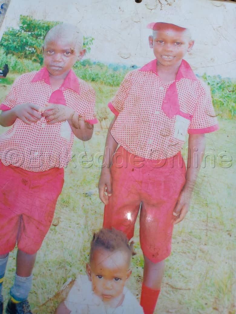 Abagenzi Ssevume (ku kkono) ne muganda we Nsereko (ku ddyo) abaafiridde mu mazzi.