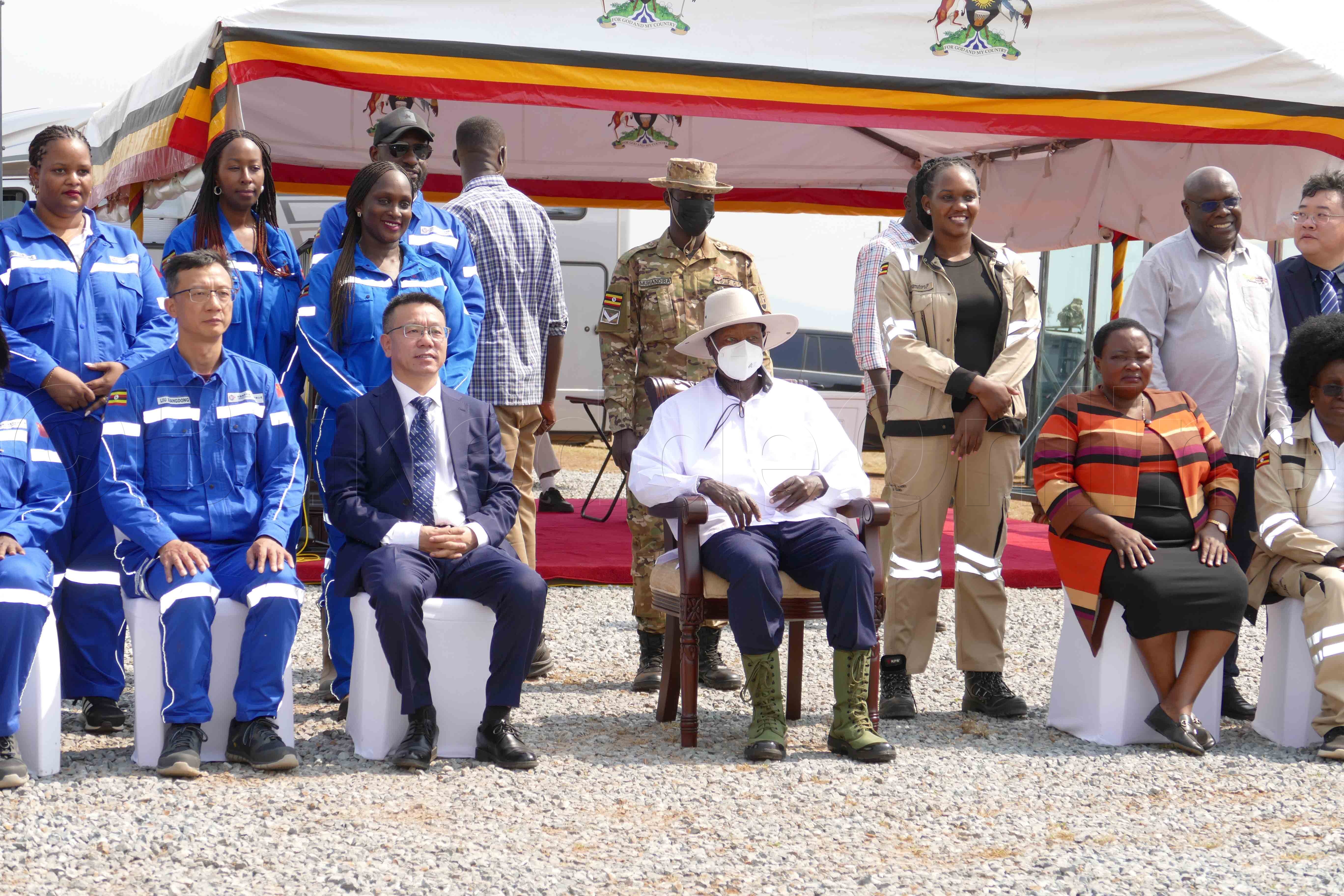 Pulezidenti Museveni ku mukolo gw'okutongoza erinnya ly'amafuta amapya agagenda okusimibwa.