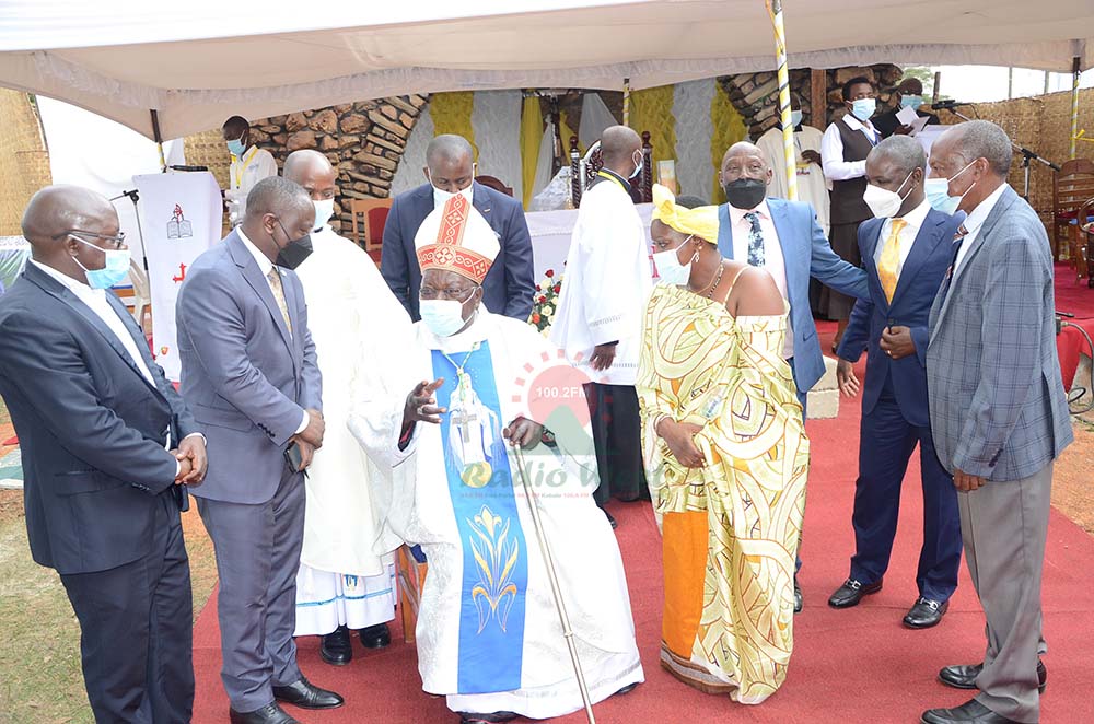Aakibiishopu Bakyenga, Omuhwezi wa Sipiika, Thomas Tayebwa, MP Francis Mwijukye, Hon. Ritah Atukwase n'abandi beebembezi ahakuhumura kwe..(Photo by Fred Turyakira)