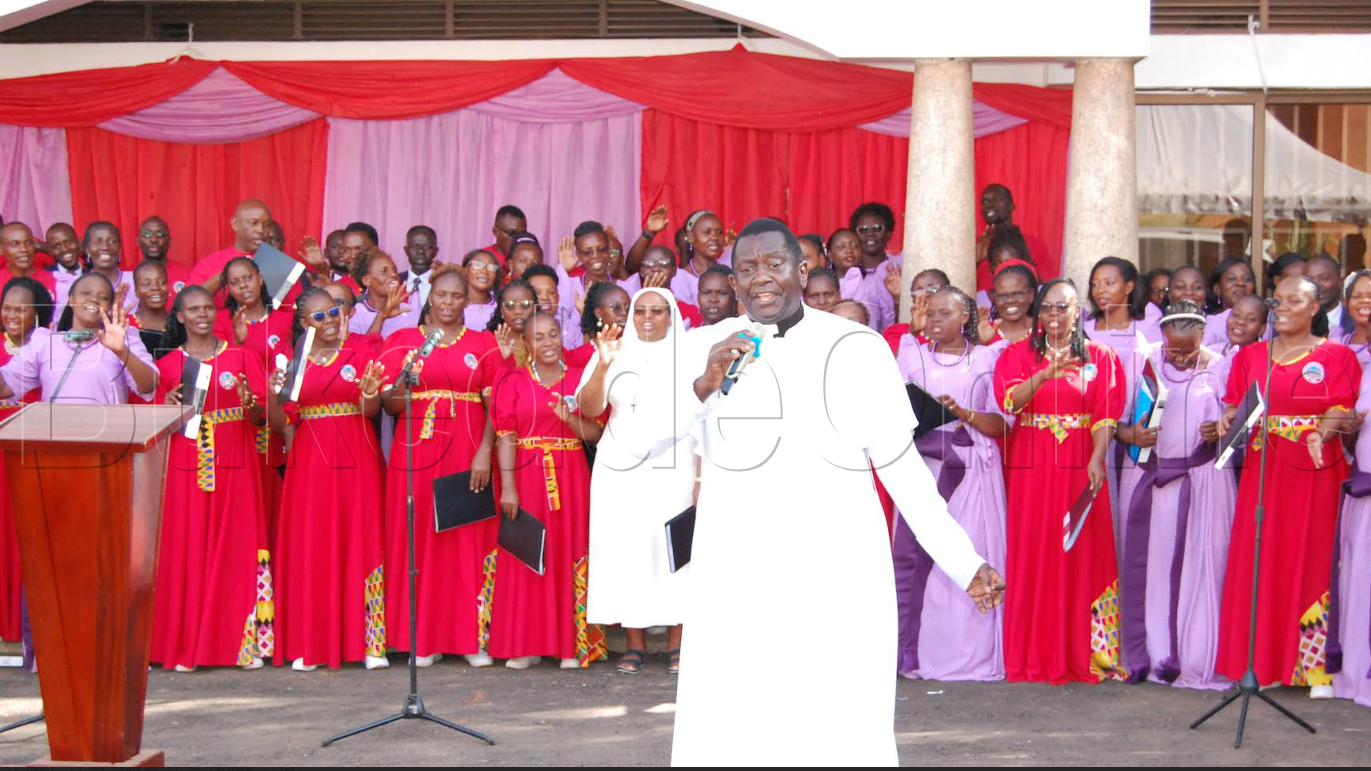 Kkwaya ye Mombasa ng'eyimba mu Lutikko e Lubaga