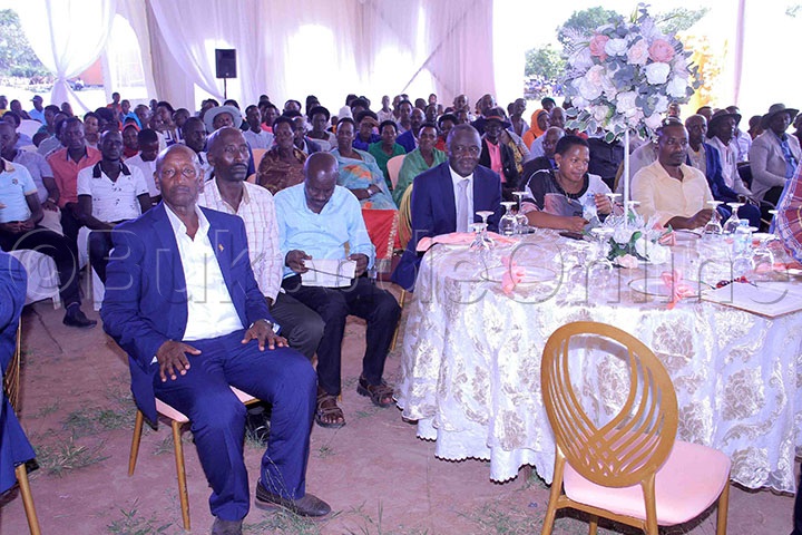 Taata Wa Miss Uganda Godfrey Karema Mu Ssuuti Eya Bbulu N'abamu Ku Bantu Abaamutegekedde Akabaga K'okumuyozaayoza.