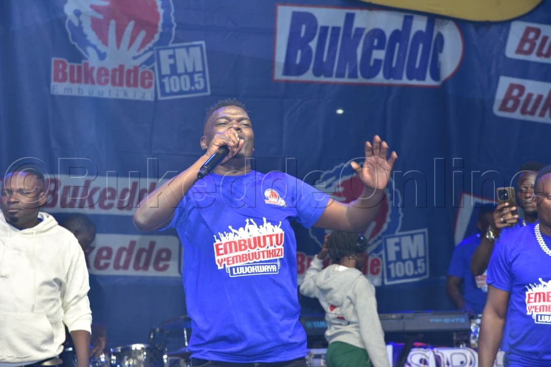 Ssuuna Ben naye yabaddeyo ng'atabula omuziki.