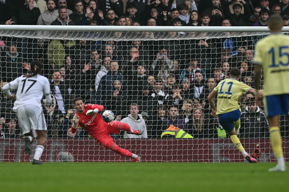 Southampton's Scottish striker #11 Ross Stewart (2nd R) scores on a penalty kick for his team's fist goal during the English FA Cup fifth round football match between Fulham and Southampton at Craven Cottage in London on March 8, 2026. (Photo by Glyn KIRK / AFP) 
