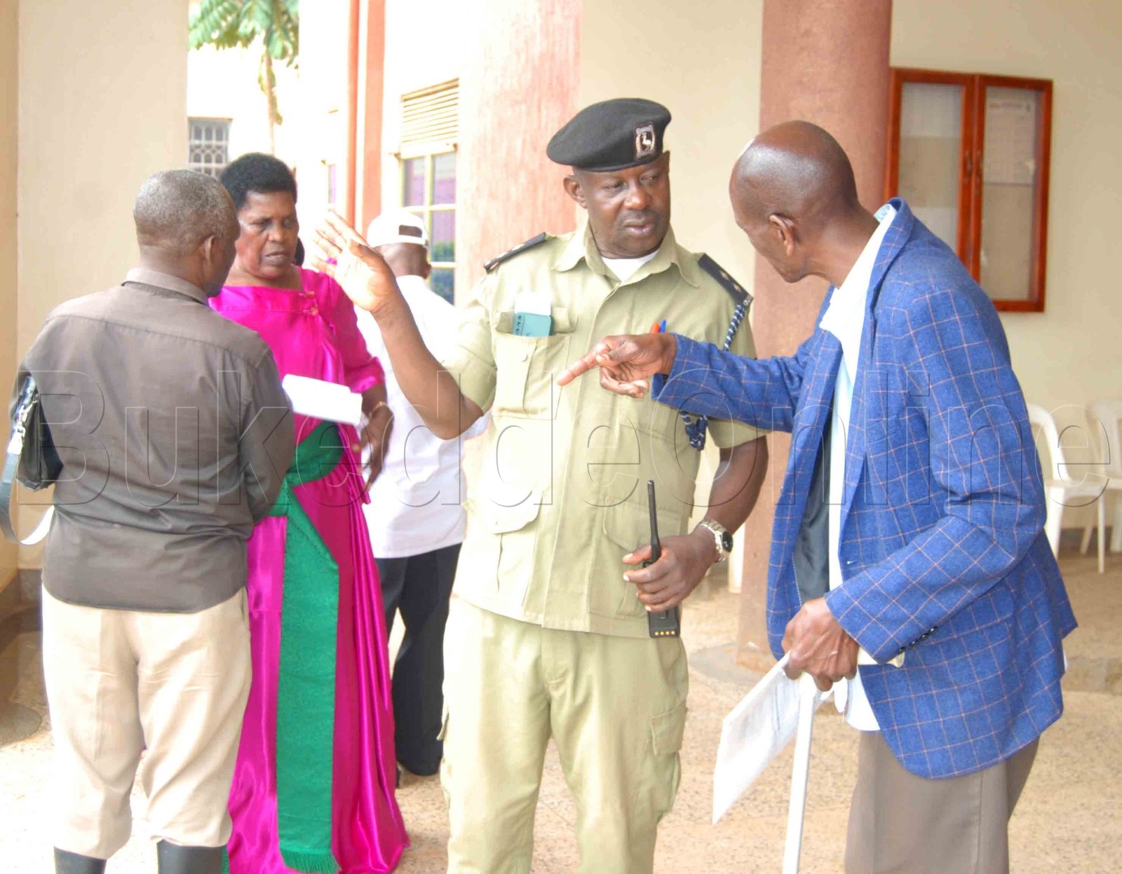 Stephen Sebufu (mu yunifomu ya poliisi wakati) nga ayogera n'abamu ku bakulembeze be Luzira