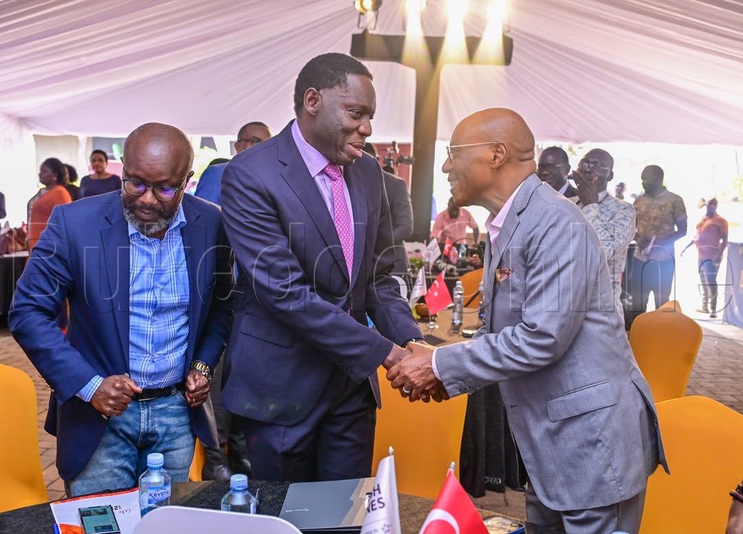 Geoffrey Mutabaazi ng'abuuza ku Gavana wa Banka enkulu