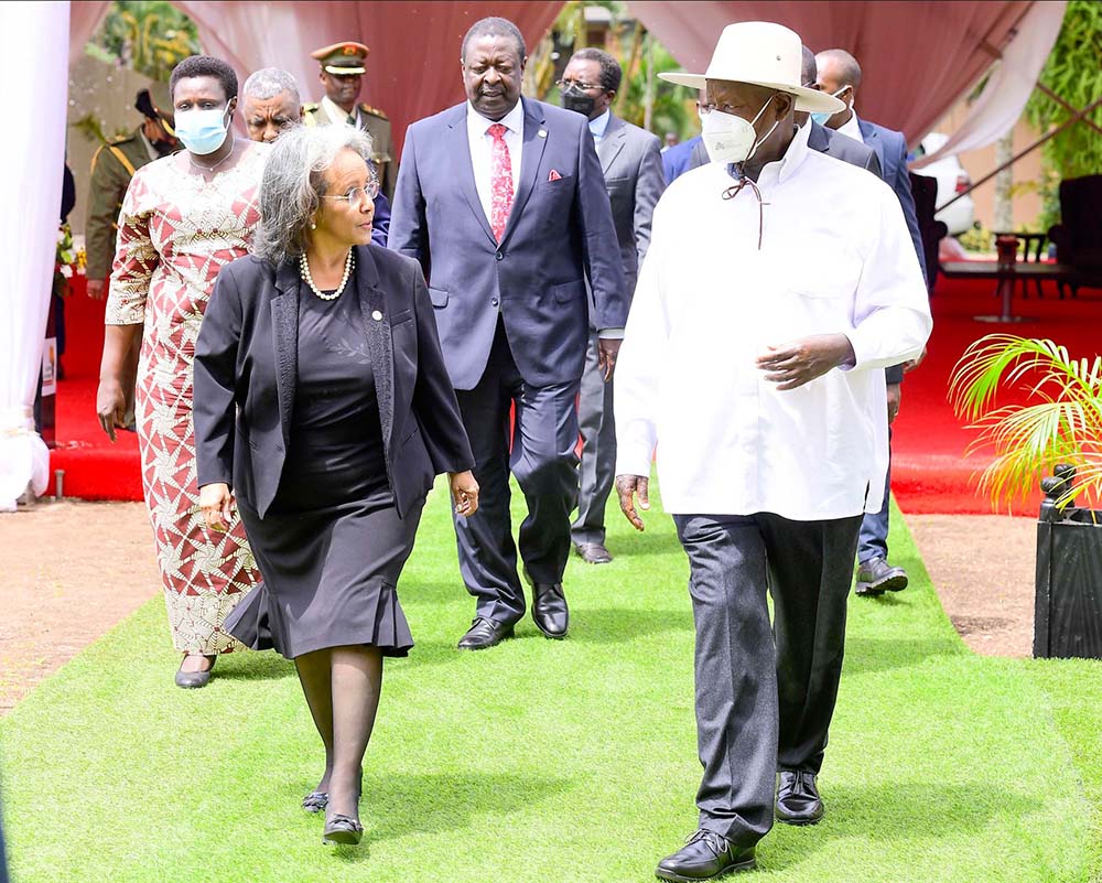 Purezidenti Yoweri Museveni n'abandi abahikire aha mushomo gw'eby'omwani. PHOTO: PPU.