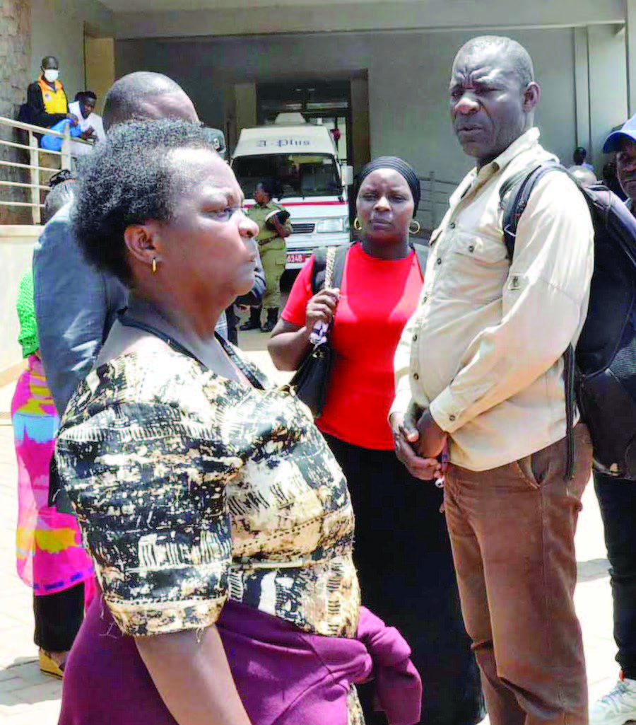 Mutebi (ku ddyo) ne Nabisere lwe baali ku ggwanika e Mulago.