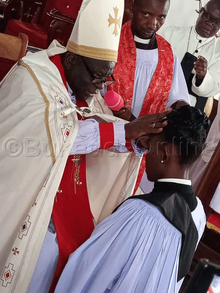 Omulabirizi James Bukomeko ng’ateekako omudinkono Catherine Ssemwogerere abadde ali kugezesebwa mu kkanisa ya St. Apollo Kivebulaaya, Nnamasuba.