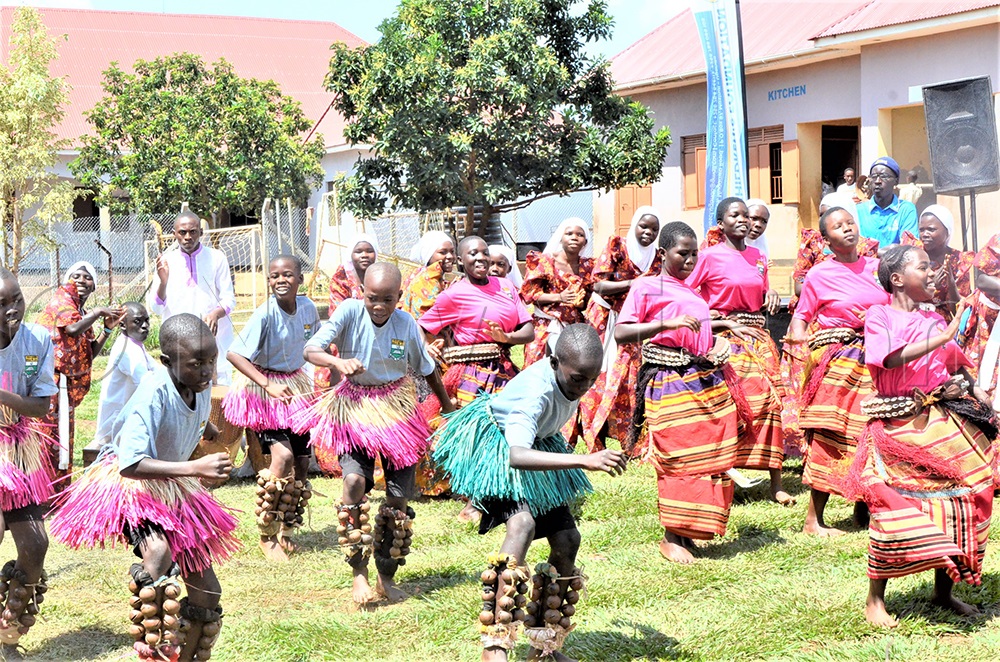 Pupils of Kirasa Parmary school entertaining the guests. (Photo by Yosam Gucwaki)