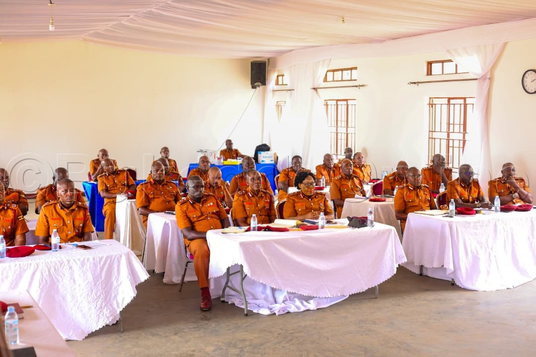 Abaserikale b'amakomera abaabadde mu musomo