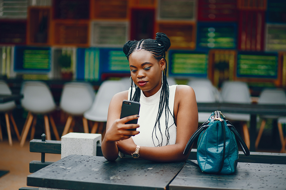 Internet addiction can also have impacts on mental health (anxiety, self-harm, depression) from online pressures and unrealistic comparisons. (Credit: FreePik)