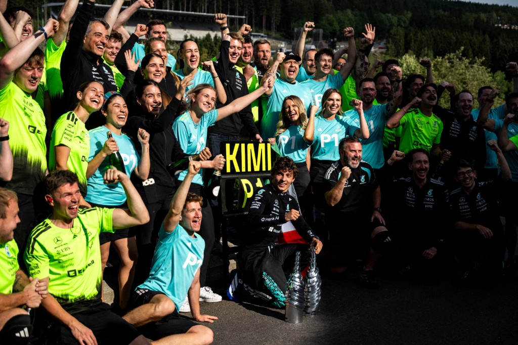 KIMI ANTONELLI Andrea (ita), Mercedes AMG F1 Team W16, portrait, Mercedes AMG F1 Team team picture, celebration during the Formula 1 Belgian Grand Prix 2026, 10th round of the 2026 Formula One World Championship from July 17 to 19, 2026 on the Circuit de Spa-Francorchamps, in Stavelot, Belgium.