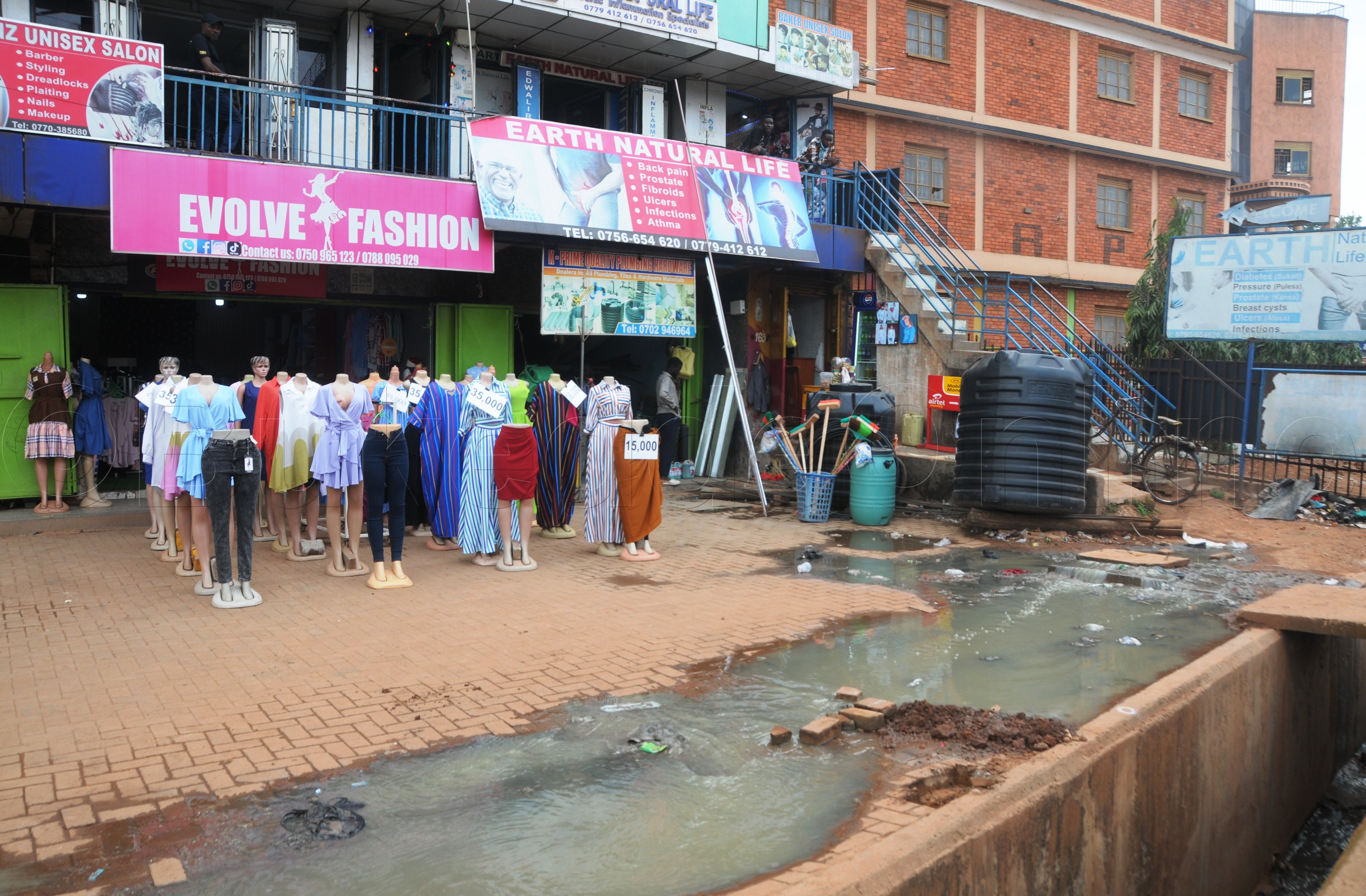 Kazambi eyakulutidde mu maaso ga bizinensi emu e Kawempe.