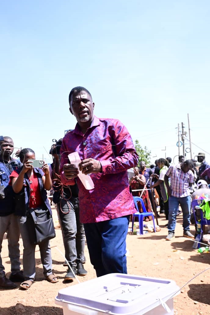Balimwezo casting his vote at the polling station. (Credit: Mpalanyi Ssentongo)