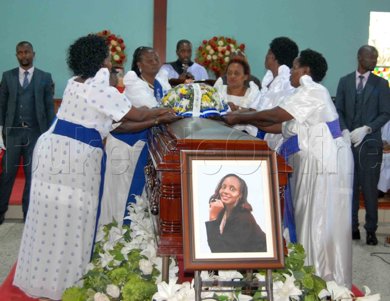 Abakyala ba Mothers Union nga bateeka ekimuli ku ssanduuke y'omugenzi 