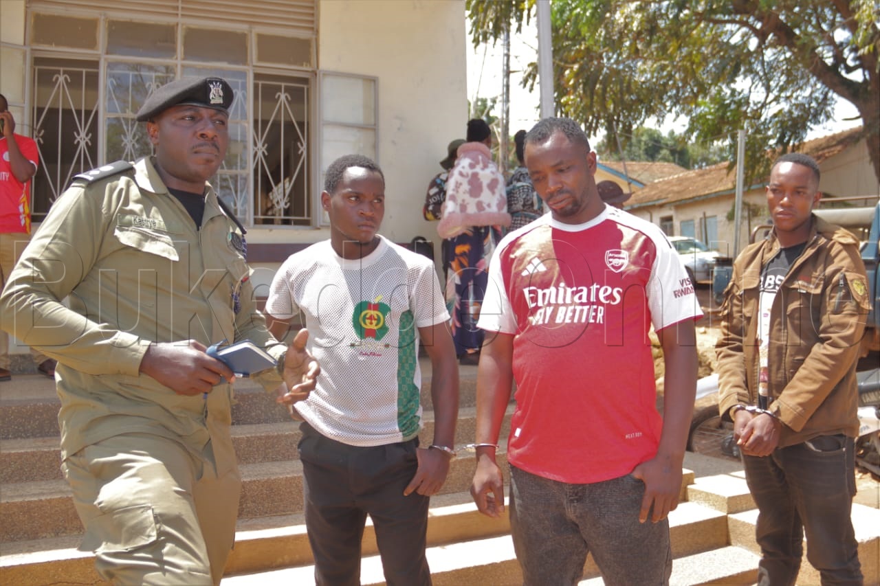 Aiden Muwanguzi ayambadde omujoozi omumyufu Ronald Makoona ayambadde ekijaketi ne Albert Amanya abakwatiddwa ku by'okubba aba mobile Money e Masaka