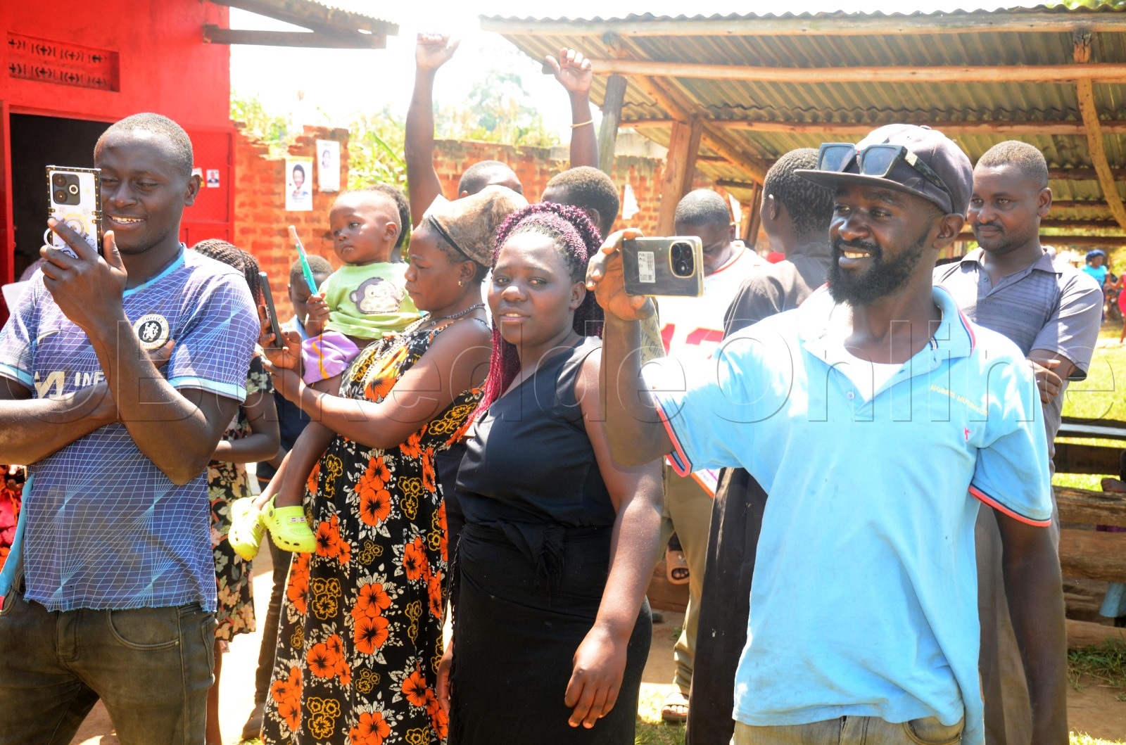 Abamu ku bawagizi ba Muntu nga bamuwuliriza.