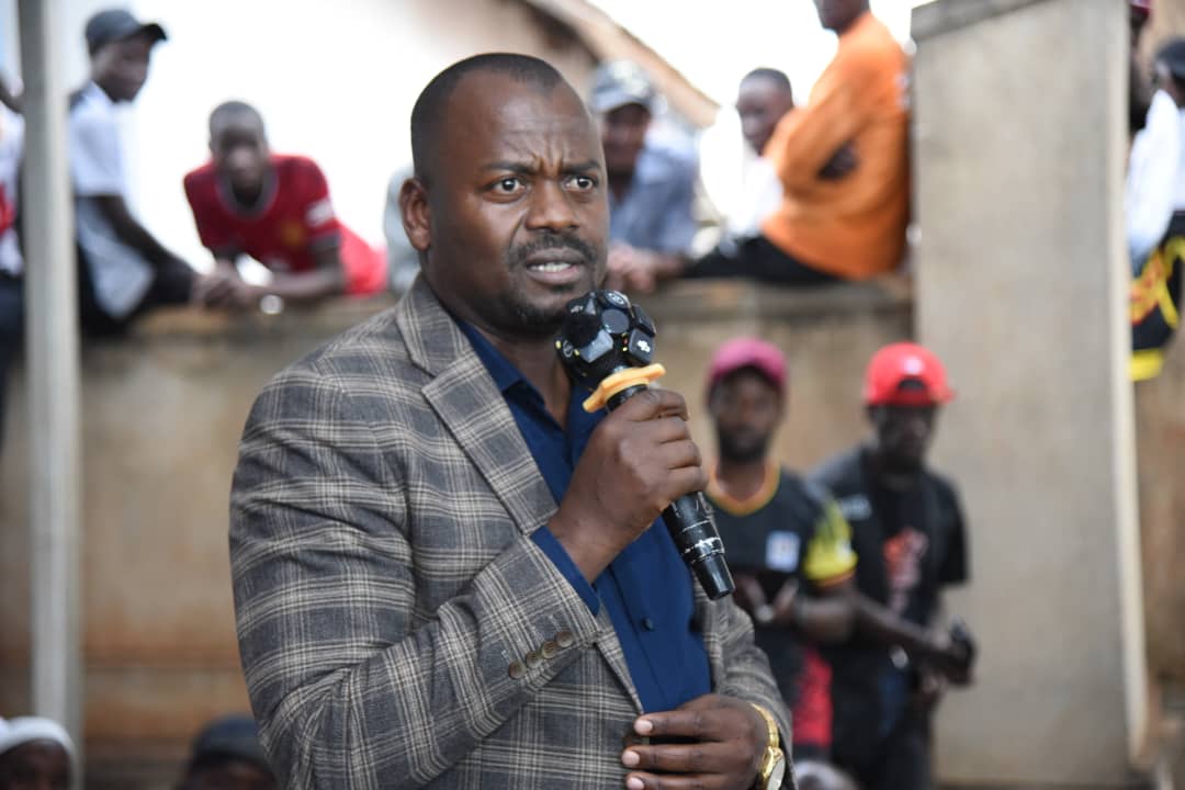 Minister of state for foreign affairs, Haruna Kasolo addresses mourners. Photo by Patrick Kibirango