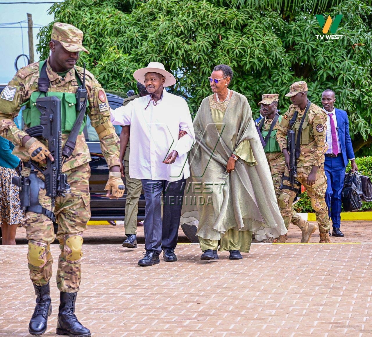 Purezidenti Yoweri Museveni n'omukazi we, Janet Kataaha Museveni baheza kuhika ahari kyasya y’okusiima ahabw’okujaguza ekiro ky'amahe ekya Tarehe Sita ey'omurundi gwa 15 ebaire aha kitebe kikuru kyamahe omuri Mbuya nyomwabazyo ebiro 04.03.2026.