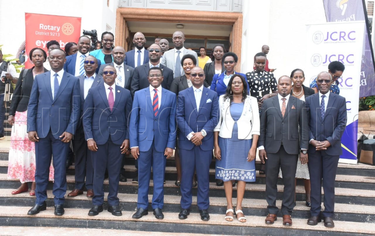 Katikkiro Mayiga (wakati) mu kifananyi ne Bannalotale, abakungu ba JCRC wamu n'aba Pearl Bank