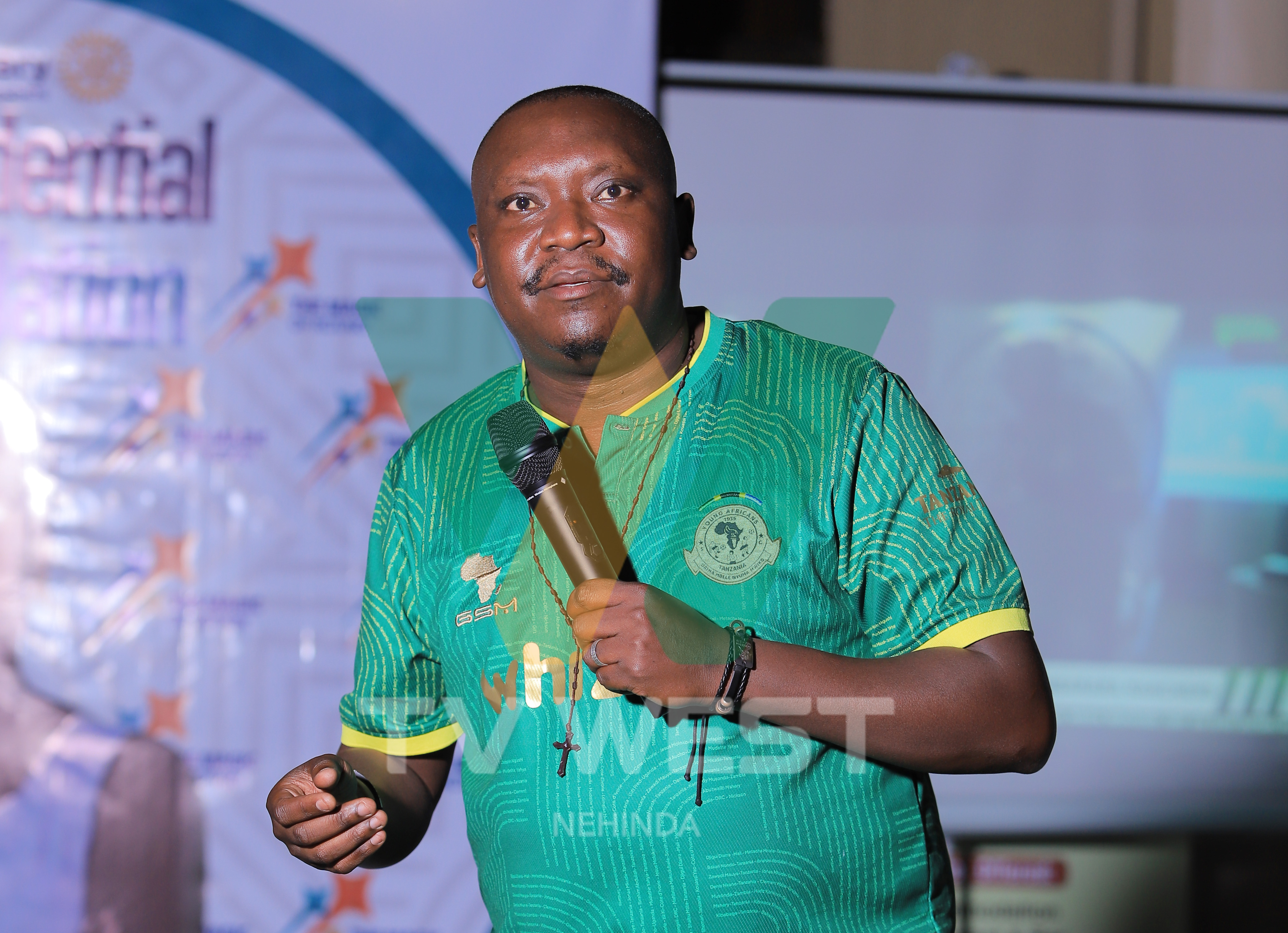 Patrick Idring Salvador, owa katemba aricamura abagyenyi ahamukoro gw'aba Rotary aha Las Vegas Hotel nyomwebazyo ebiro 03.06.2024. PHOTO: Adolf Ayoreka