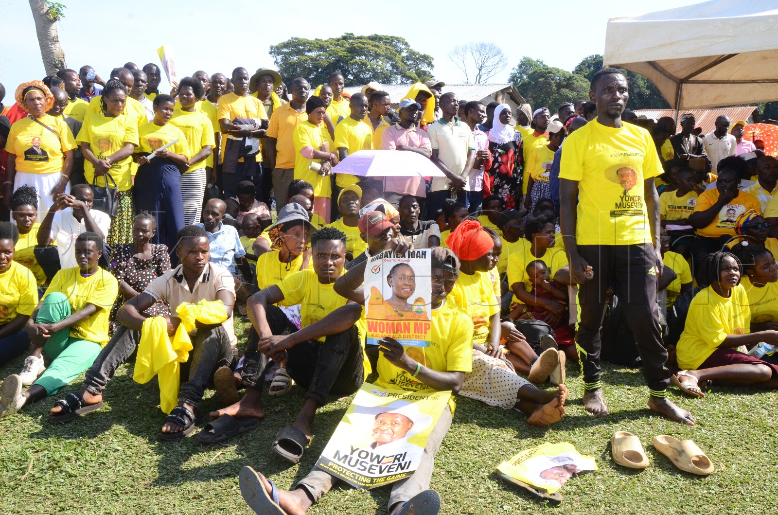 Hon Aidah Nabayiga nga ali ne minister omubeezi owe byobulimi Hon Robert Migadde Ndugwa mukunoonya akalulu e Kalangala