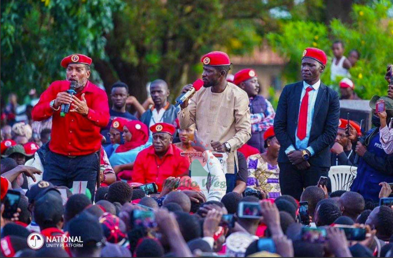 Purezidenti wa NUP, Robert Kyagulanyi arikurondera owa Moses Aguda, okwatsire ebendera ya NUP omu karuuru ka Hoima ak'okugarukamu kutoorana ceeyamaani wa disiturikiti egi aharwakana. Photos by Peter Abaanabasazi.