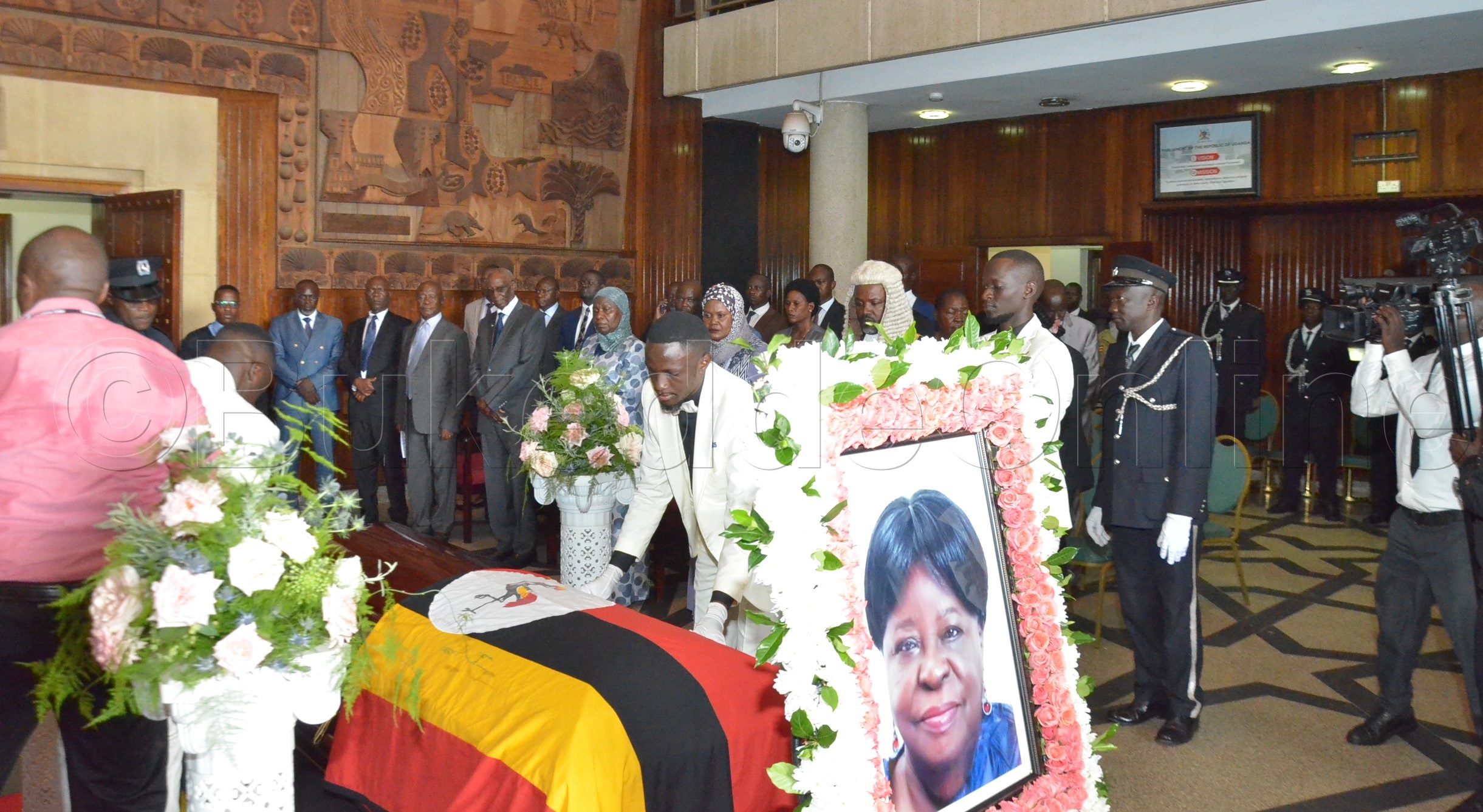 Tayebwa Ng'akulembeddemu Baminisita N'ababaka okwaniriza Omubiri Gw'omugenzi Mpanga