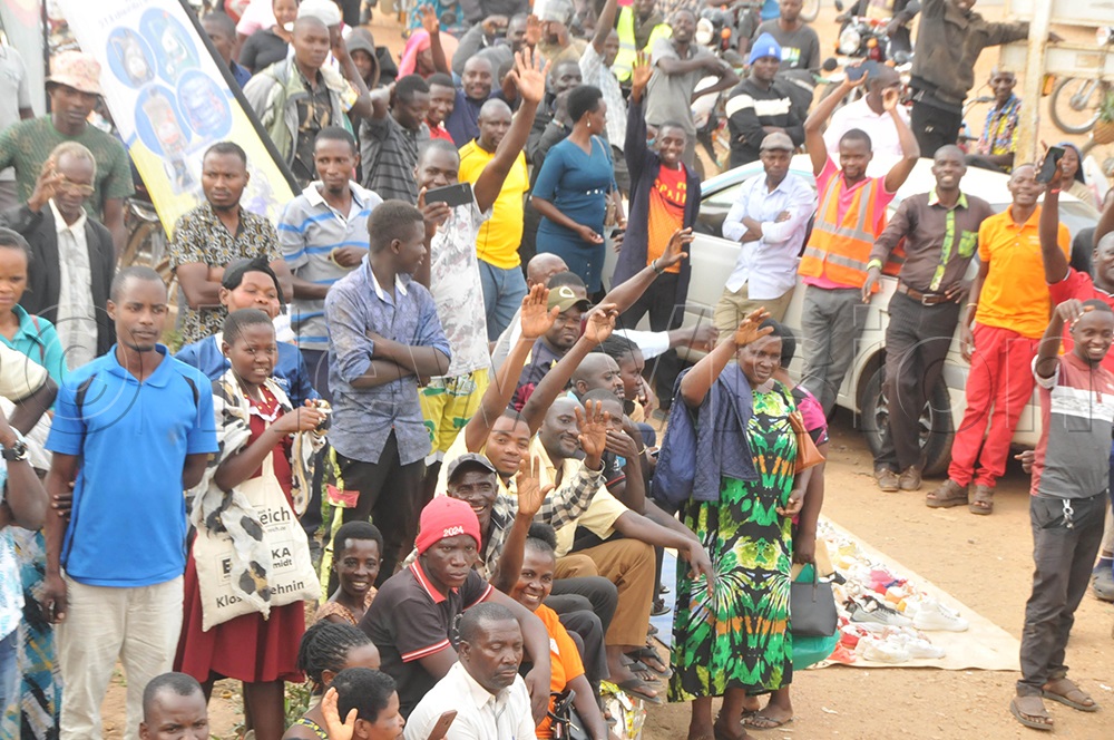 Radio West fans turned up in big numbers at Radio West activation held in Kabwohe town in Sheema district on Tuesday. (Credit: Abdulkarim Ssengendo)