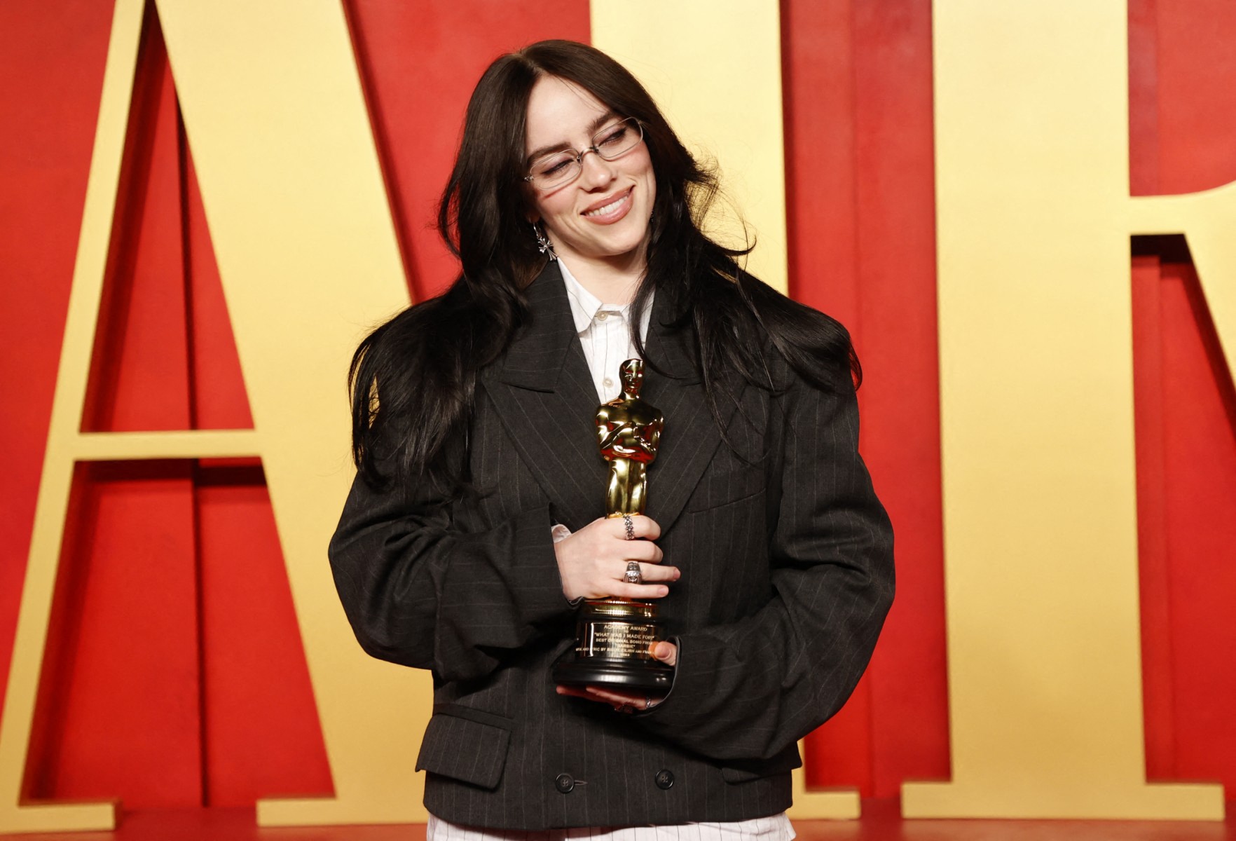 Oscars red carpet black, metallics, mermaids New Vision Official