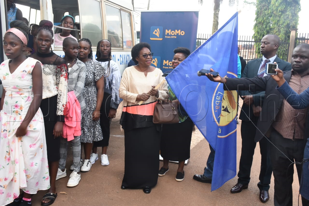 Minisita Nakate bwabadde asimbula Ekisaakaate