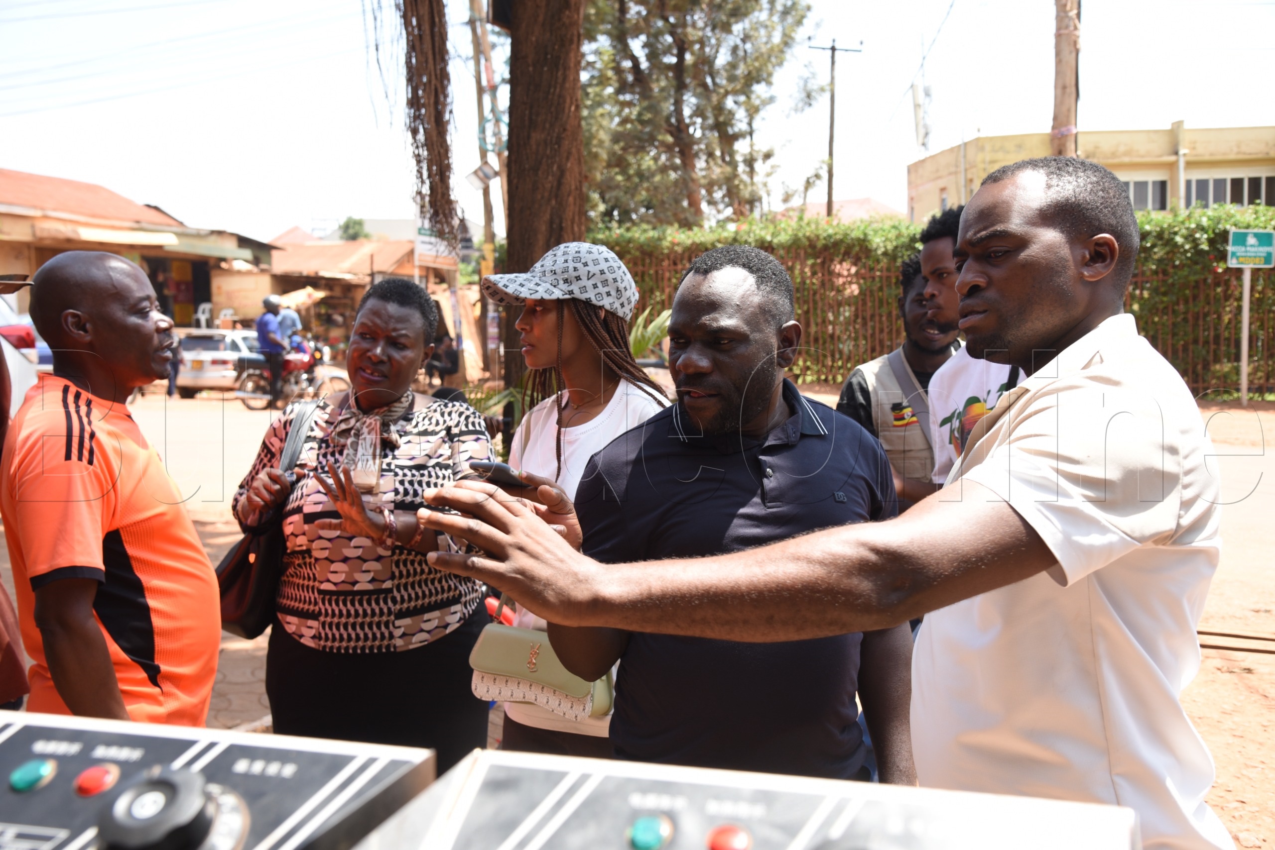 RCC Florence Mirembe ng'ali ne Faisal Ndase mu kulambula abantu abaganyuddwa mu nkola za Gavv't okuggya abantu mu bwavu   
