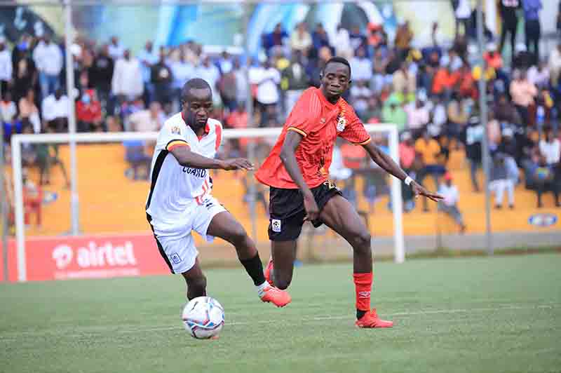 Dan Wagaluka (ku kkono) ng'attunka ne Faisal Wabyona owa Cranes eriwo kati.