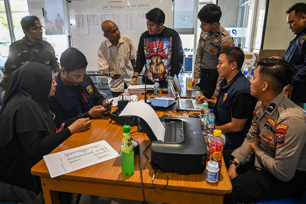 Relatives of affected passengers ask for information amid ongoing rescue operations on the stricken Virgo Transport 8 ferry, at Trisakti Bandarmasih Port in Banjarmasin, South Kalimantan, on September 13, 2026.