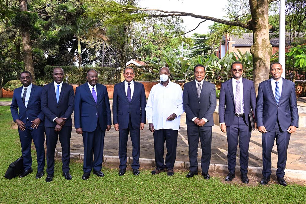 President Museveni poses for a photo with former Tanzania President Jakaya Kikwete (on his R) and his delegation after a meeting at Nakasero on Tuesday. PPU Photo