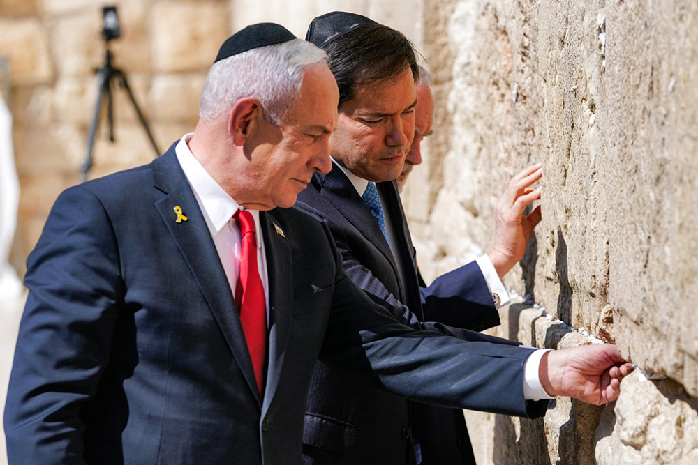 (L to R) Israel's Prime Minister Benjamin Netanyahu, US Secretary of State Marco Rubio, and US ambassador to Israel Mike Huckabee visit the Western Wall, Judaism's holiest prayer site, in the old city of Jerusalem on September 14, 2025.