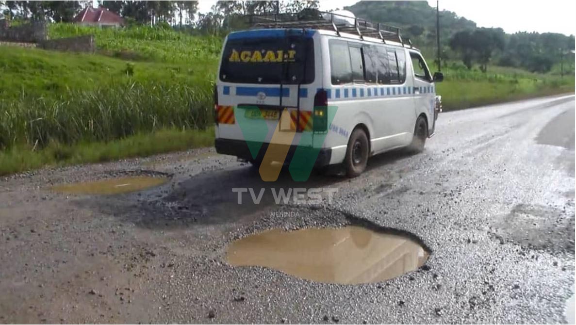 Ebiina ebiri omuruguuto orwa Fort-Portal ahari Katente ebirugiiriremu na butandu y'emotoka ahi omuntu omwe afeerireho.
