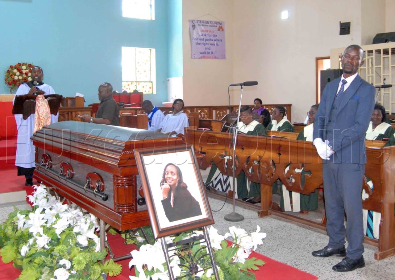 Abakungubazi nga bali mukusabira omugenzi Edith Katende