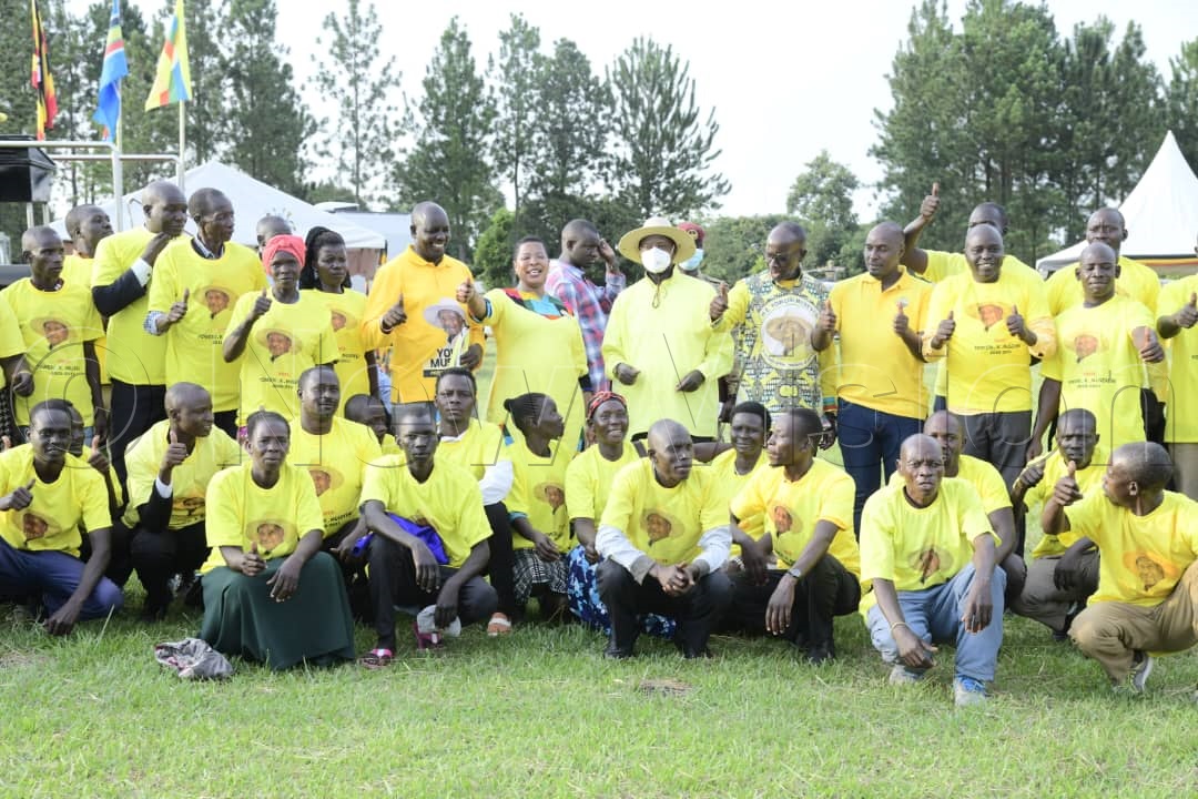 President Museveni in a group photo with Lango voters.