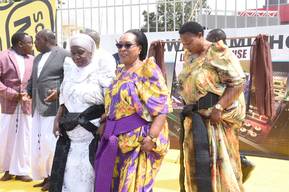 Minisita Nabbosa Ssebuggwawop ng'ali ku mukolo gw'okutongoza ekizimbe ky'Abataka